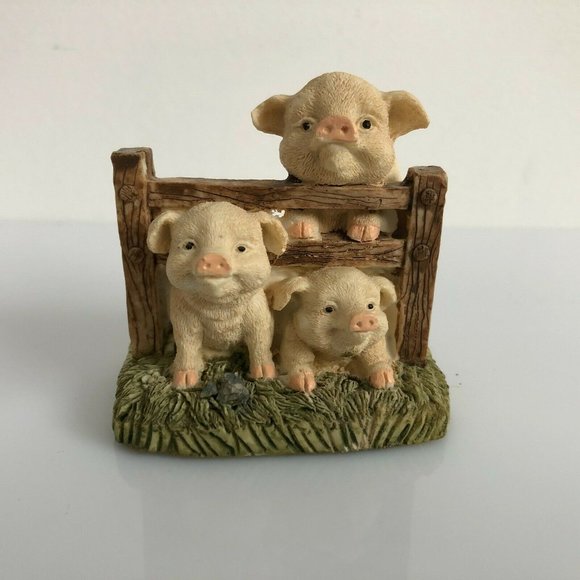 3 pigs and a fence. Resin figurine. 2.5 inches tall Overall in great condition - Picture 5 of 5
